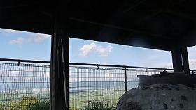 屋根があり、景色を眺めることができる五右衛門風呂の写真