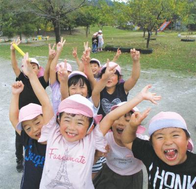 会津美里町立新鶴こども園で園児が遊んでいる画像