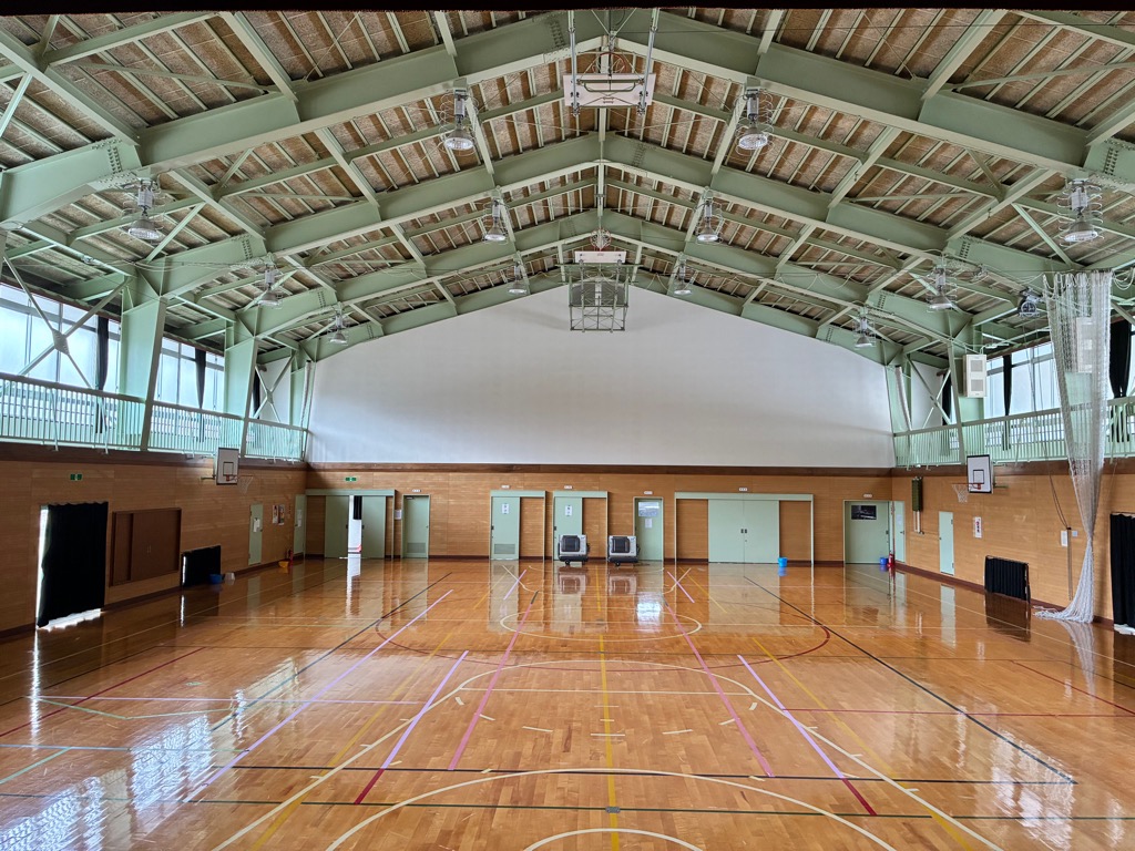 東尾岐体育場内観