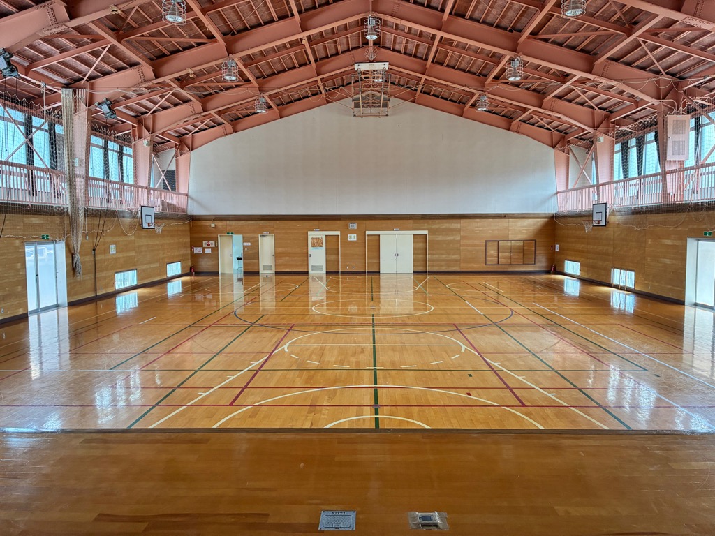 尾岐体育場内観