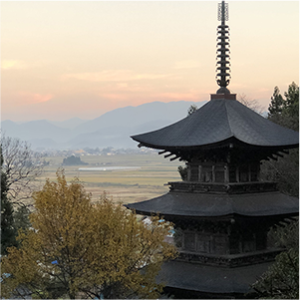 夕暮れ時の法用寺と会津美里町の田園風景