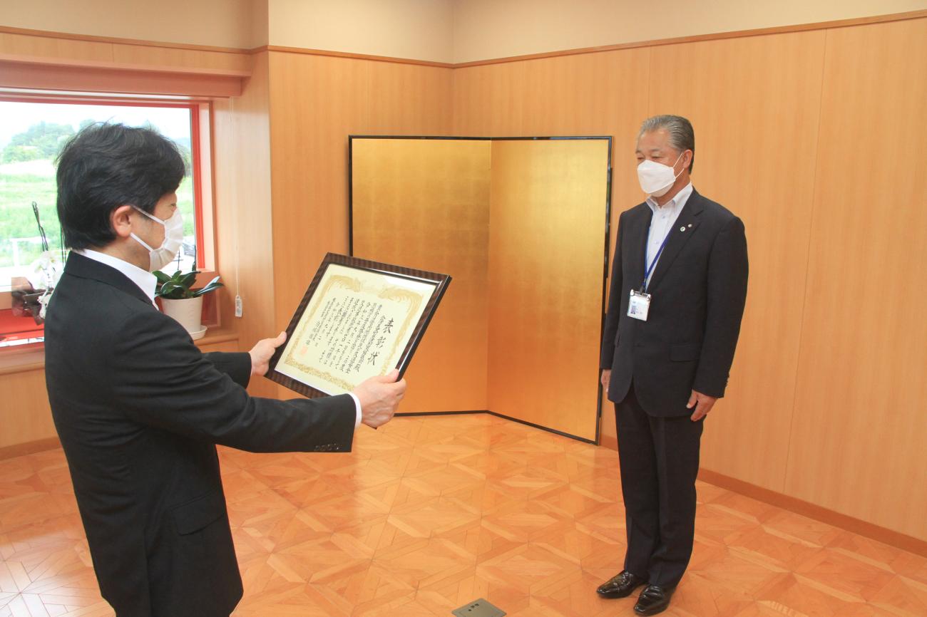 交通事故ゼロ1000日伝達式で表彰をしている町長の写真