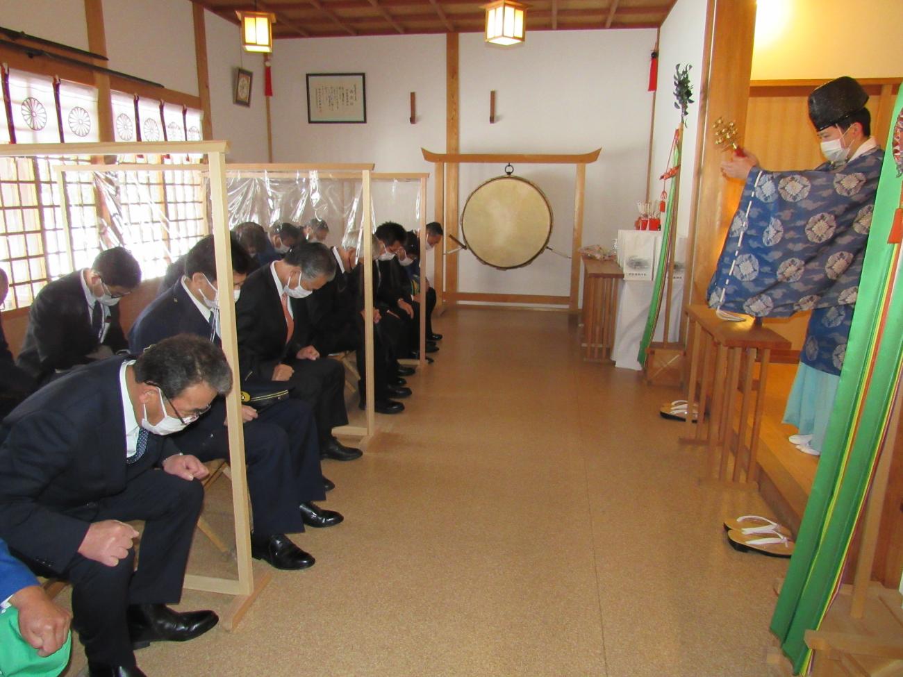 神主さんが左側に座っている関係者の方々の祈願をしている様子を写した写真