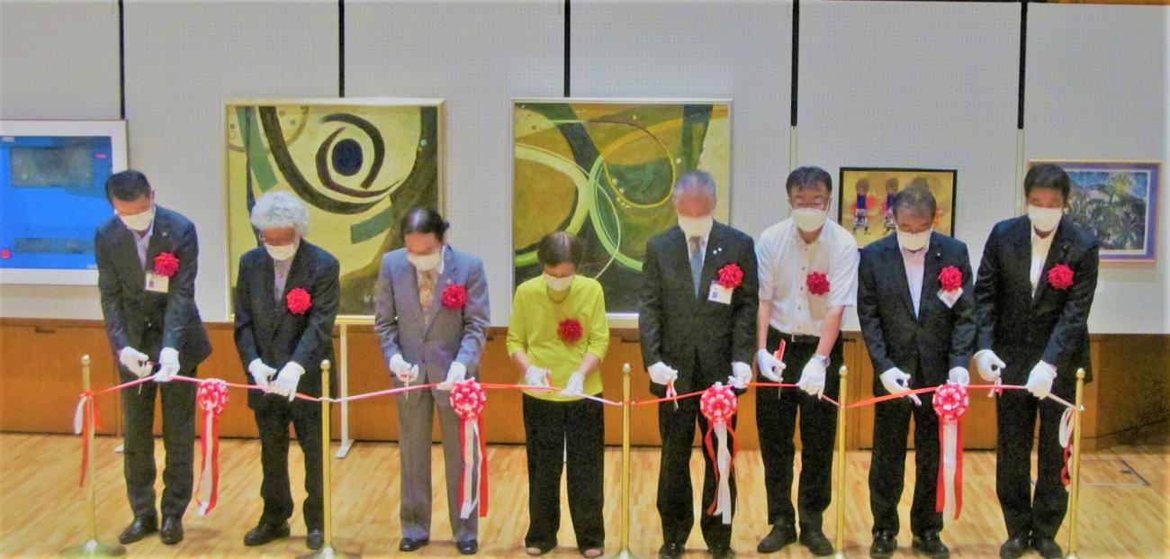 8名の関係者の方々がテープカットをしている総合美術展開幕式での写真