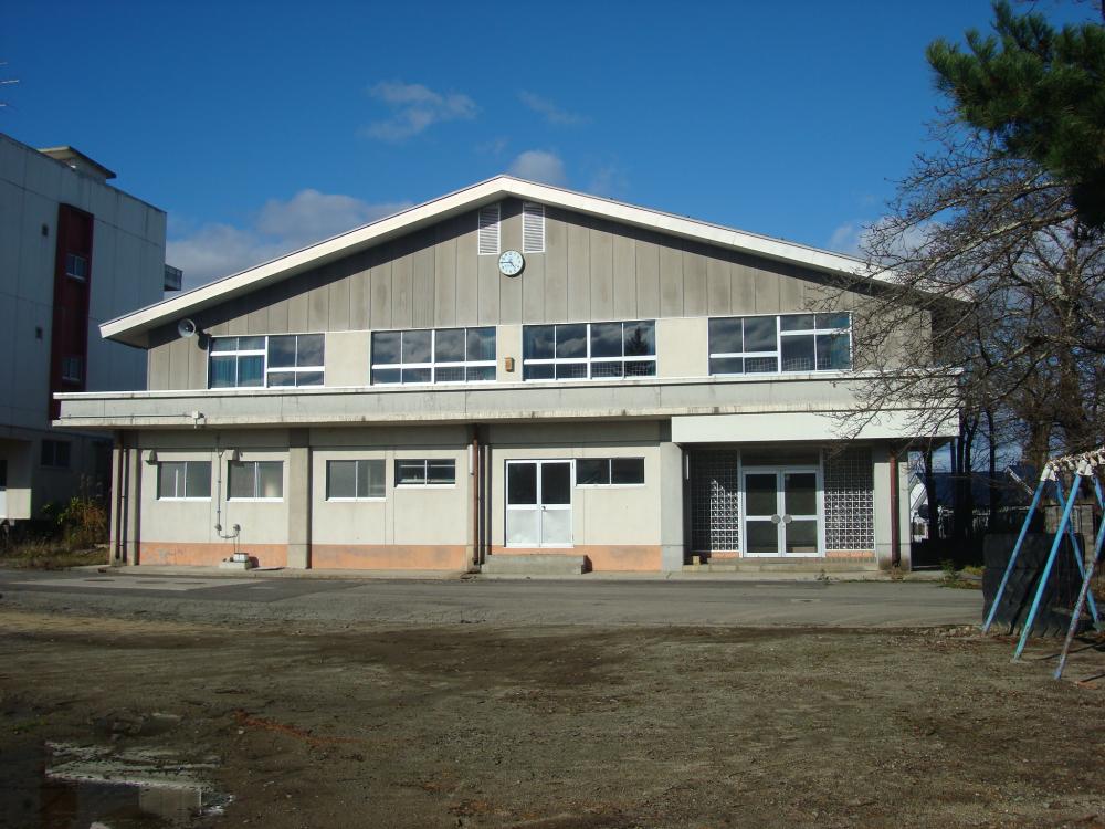 赤沢小学校体育館を入り口正面から写した写真