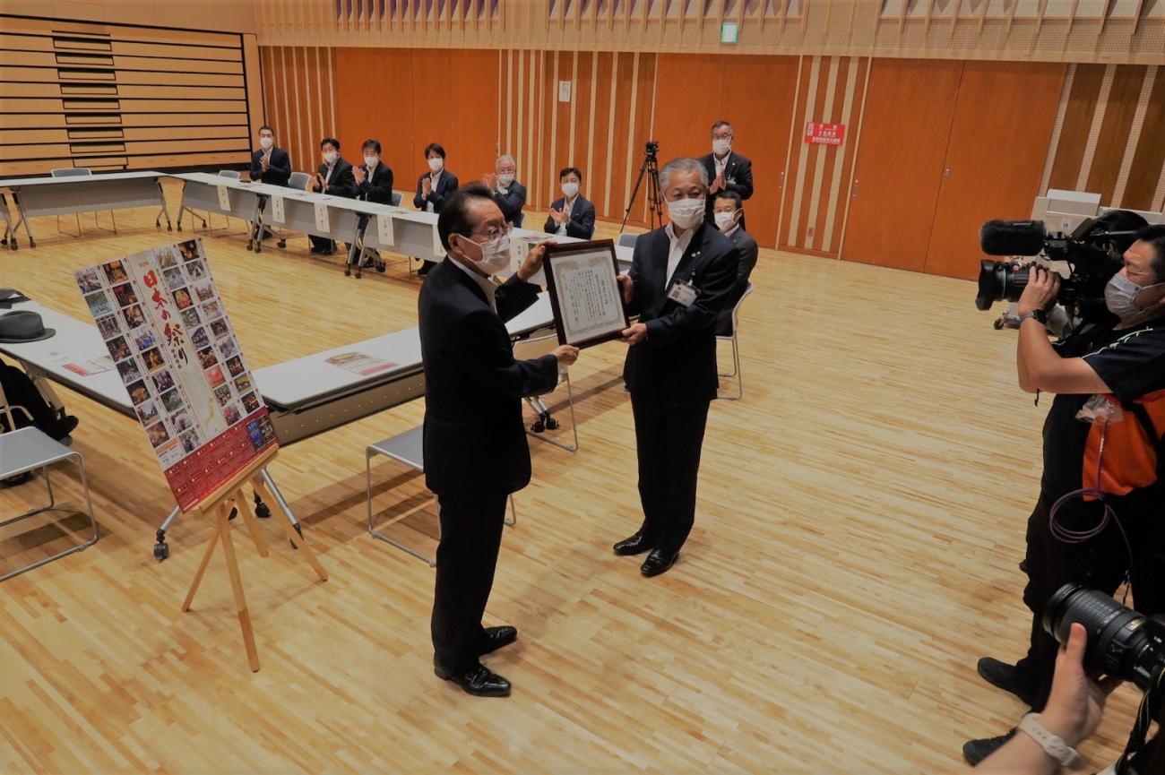 日本の祭り2022選定での贈呈式で認定証を町長が受け取っている様子の写真