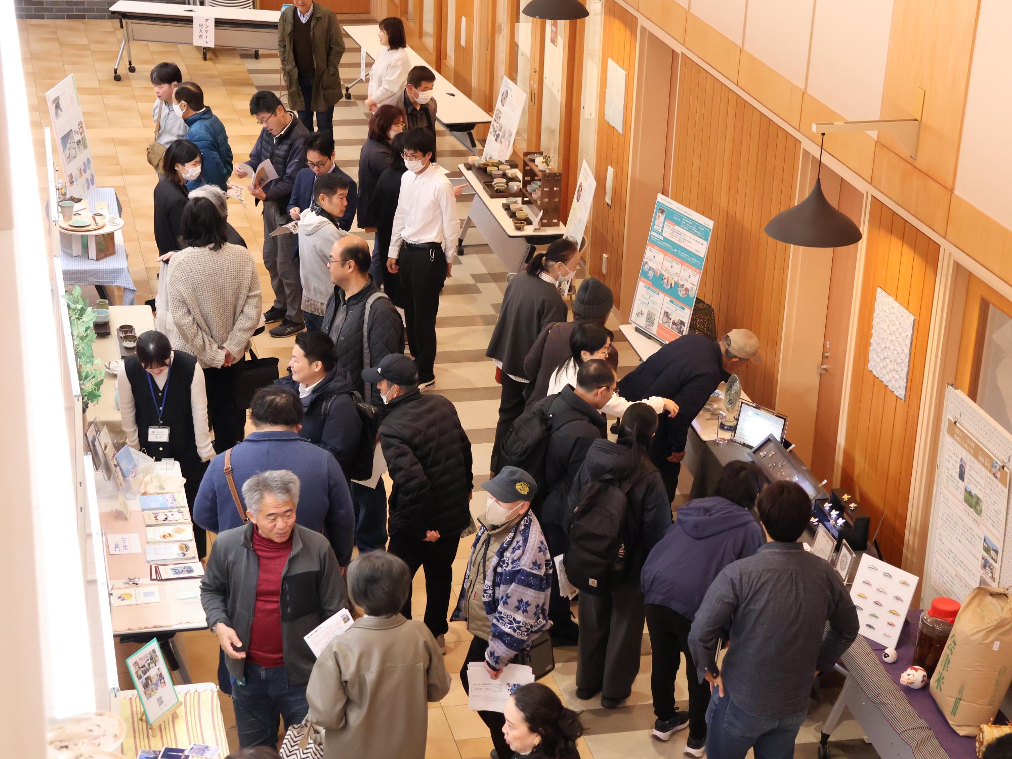 R7活動報告会 参加者交流の様子