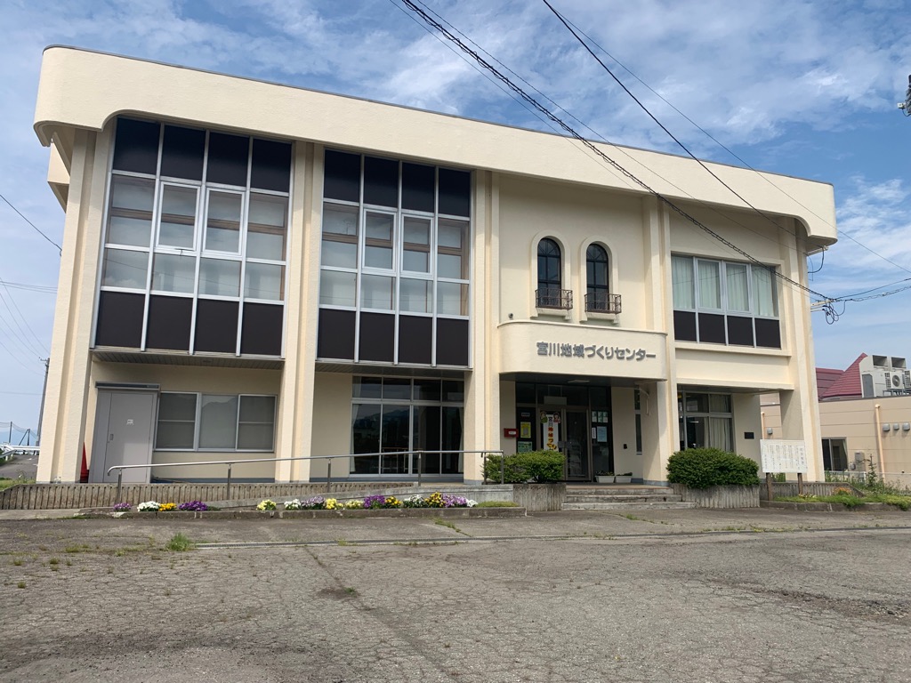 宮川地域づくりセンター外観白い壁の2階建ての建物。