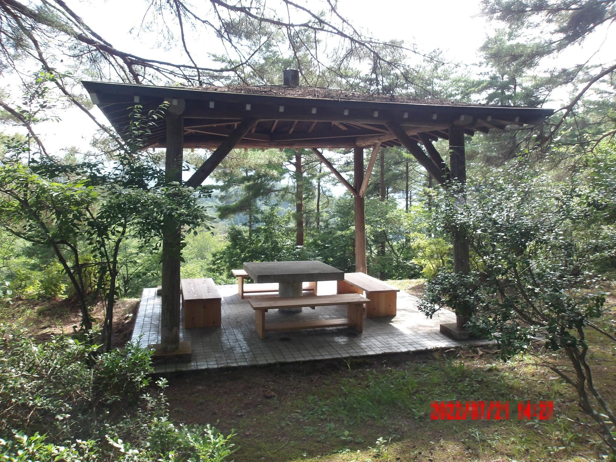 羽黒山神社石段前東屋