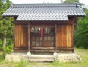 手前に小さな階段があり、鈴につけられた赤い紐が下がっている羽黒山神社の写真