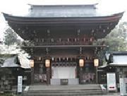 手前に階段があり、門に提灯が4つ付いている伊佐須美神社の写真