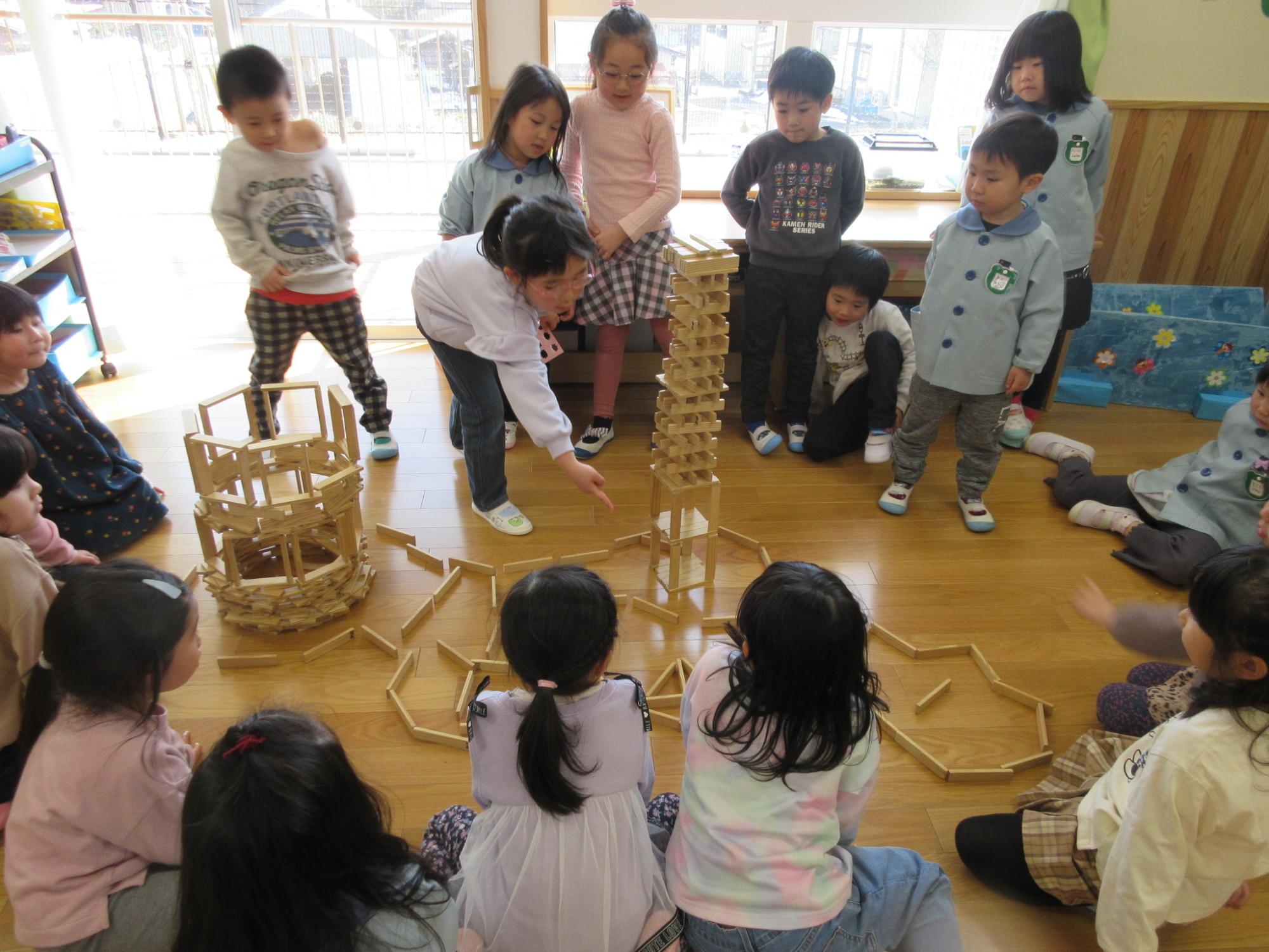 会津美里町立新鶴こども園で園児が遊んでいる画像