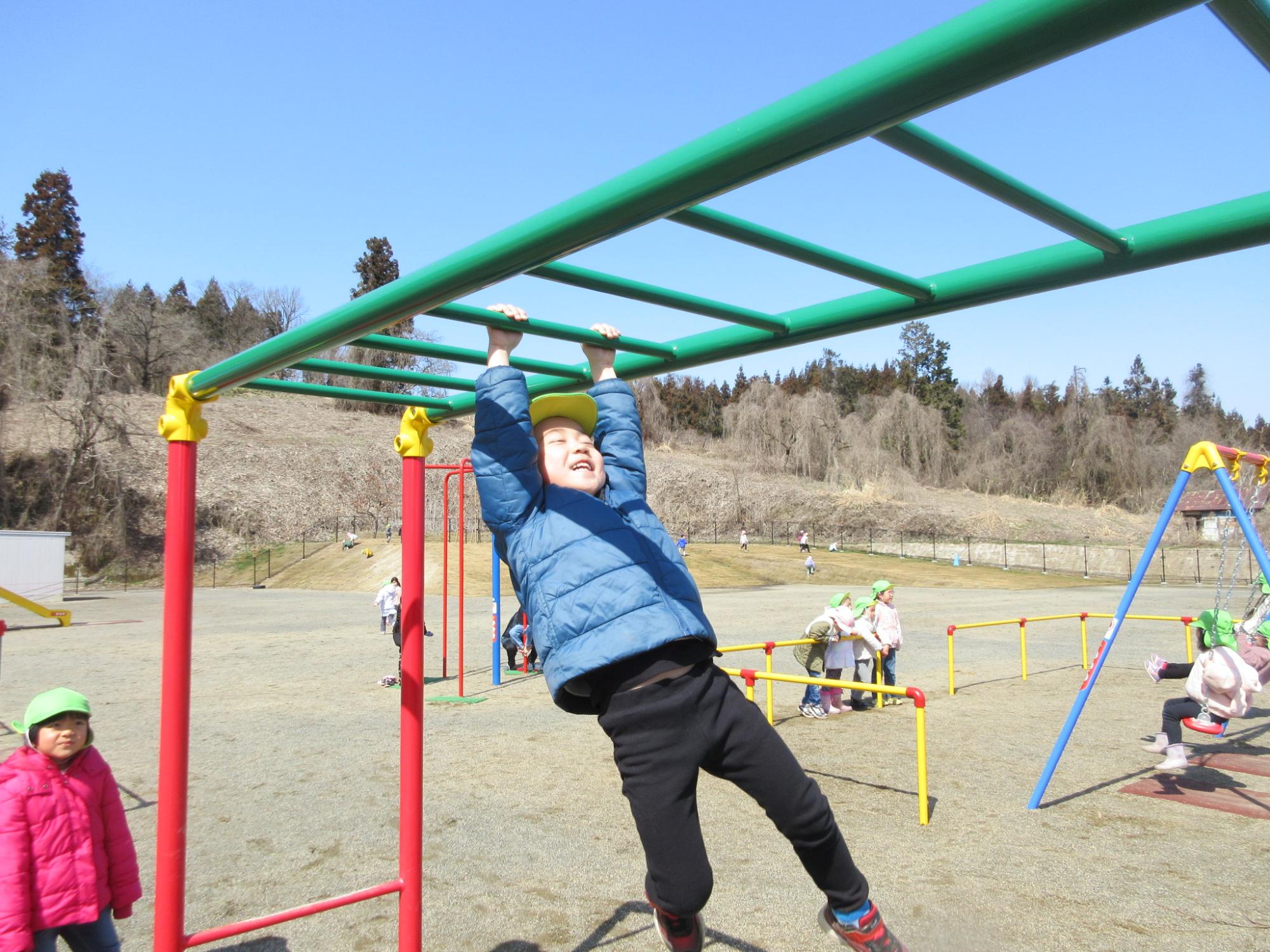 会津美里町立新鶴こども園の園児が 園庭で遊んでいる画像