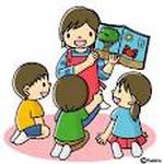 保育士の女性が3名の子ども達に読み聞かせを行っているイラスト