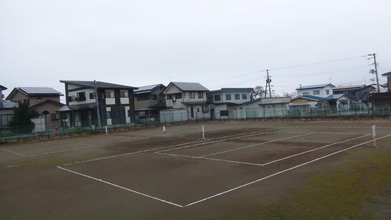 土のテニスコートを写した宮川庭球場の写真