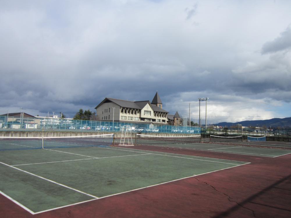 二面のテニスコートが並ぶ本郷テニスコートの写真